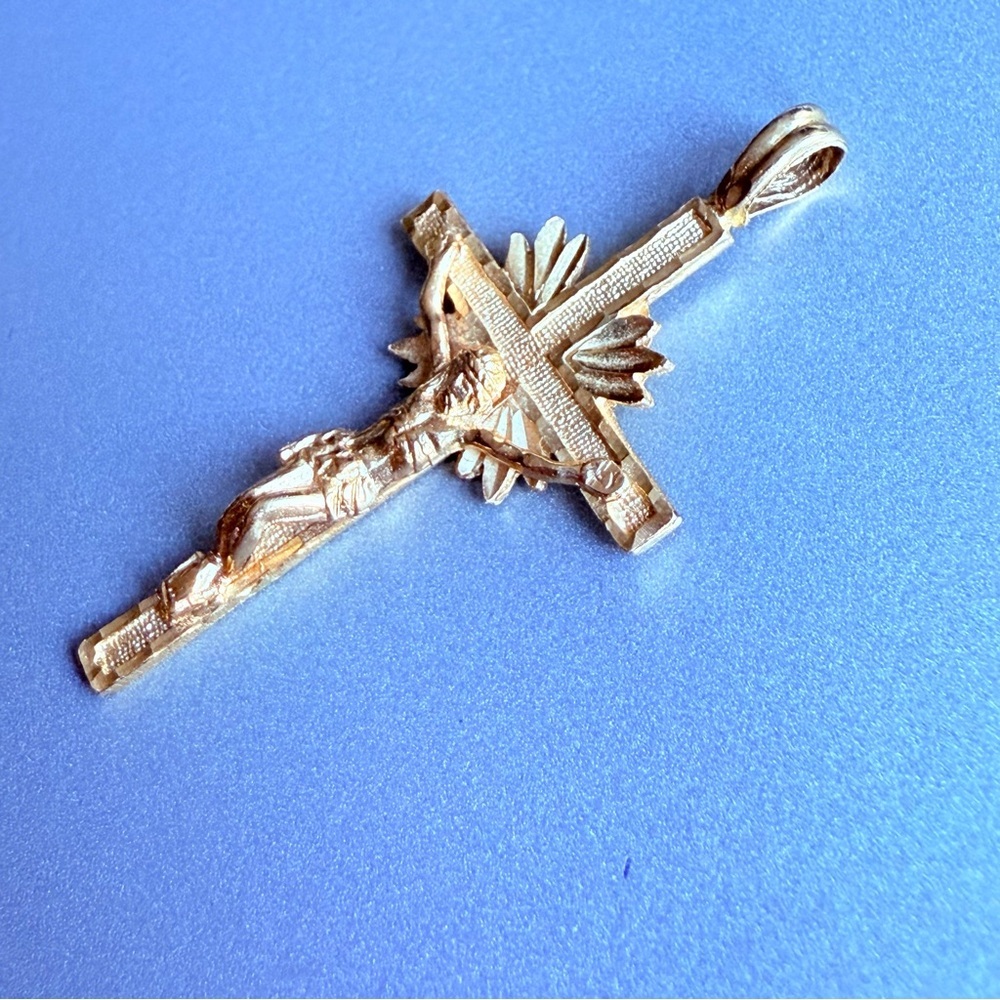 14k Gold Diamond Cut Etched Crucifix Cross Pendant for Necklace OROAMERI… - Picture 3 of 6